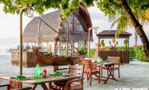 马尔代夫度假计划：在海滩上用餐或品尝鸡尾酒，俯瞰泻湖