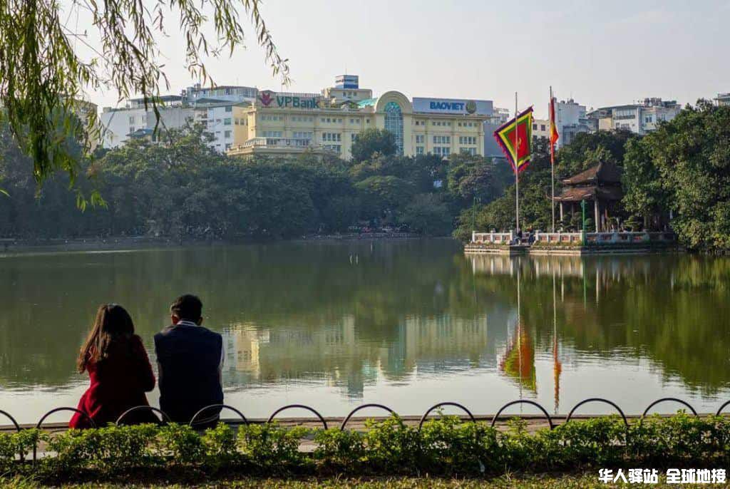 Couple-pagoda-lake-Hanoi-1024x686.jpg